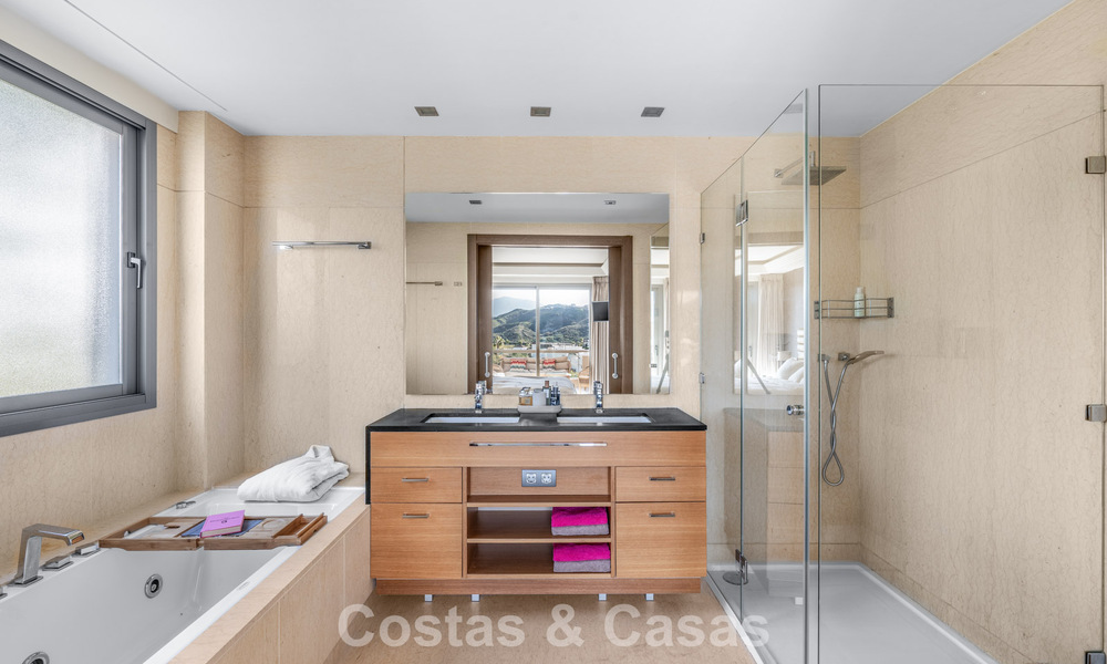 Eigentijds appartement met panoramisch golf- en zeezicht te koop in Marbella - Benahavis 779792