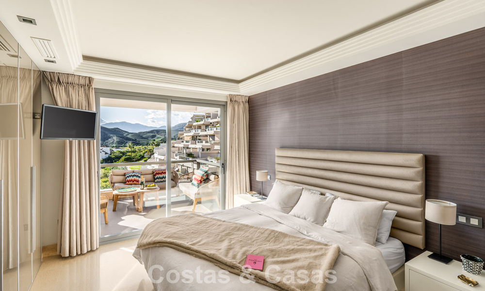 Eigentijds appartement met panoramisch golf- en zeezicht te koop in Marbella - Benahavis 779793