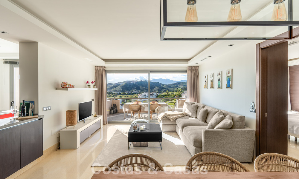Eigentijds appartement met panoramisch golf- en zeezicht te koop in Marbella - Benahavis 779795