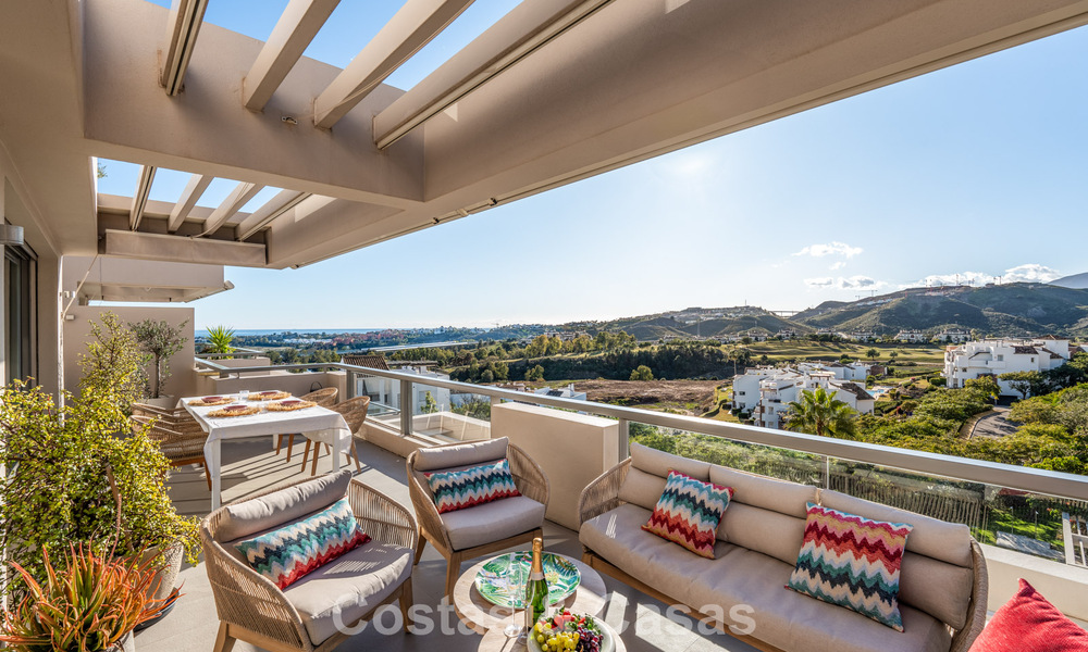 Eigentijds appartement met panoramisch golf- en zeezicht te koop in Marbella - Benahavis 779798