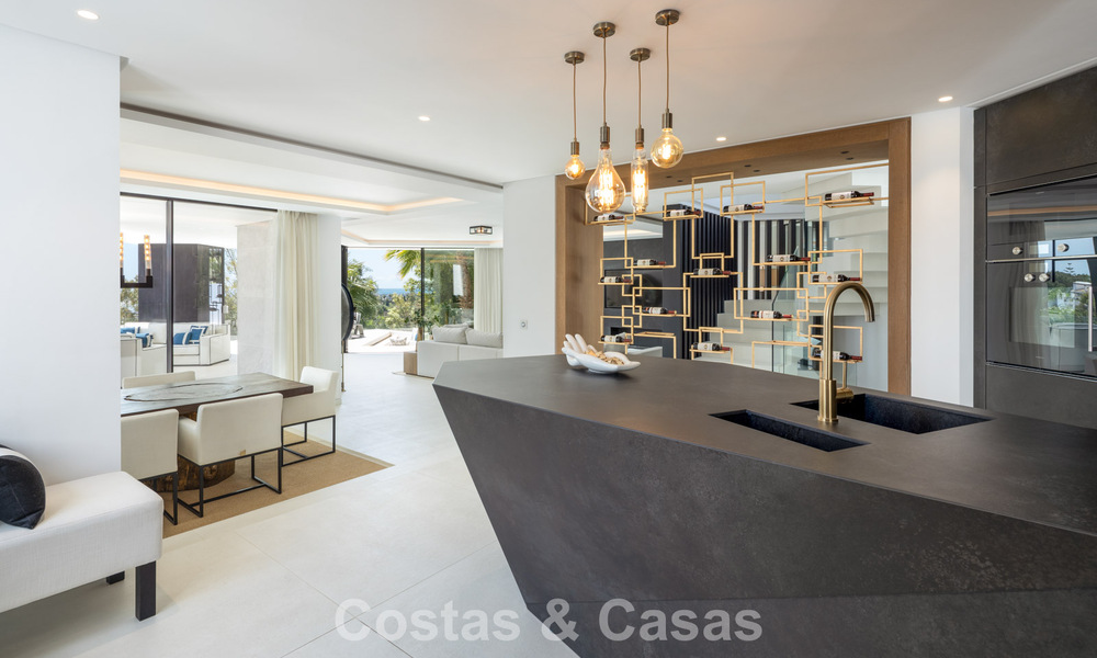 Avant-garde desginervilla met panoramisch zeezicht te koop in een gated community in Benahavis - Marbella 780008