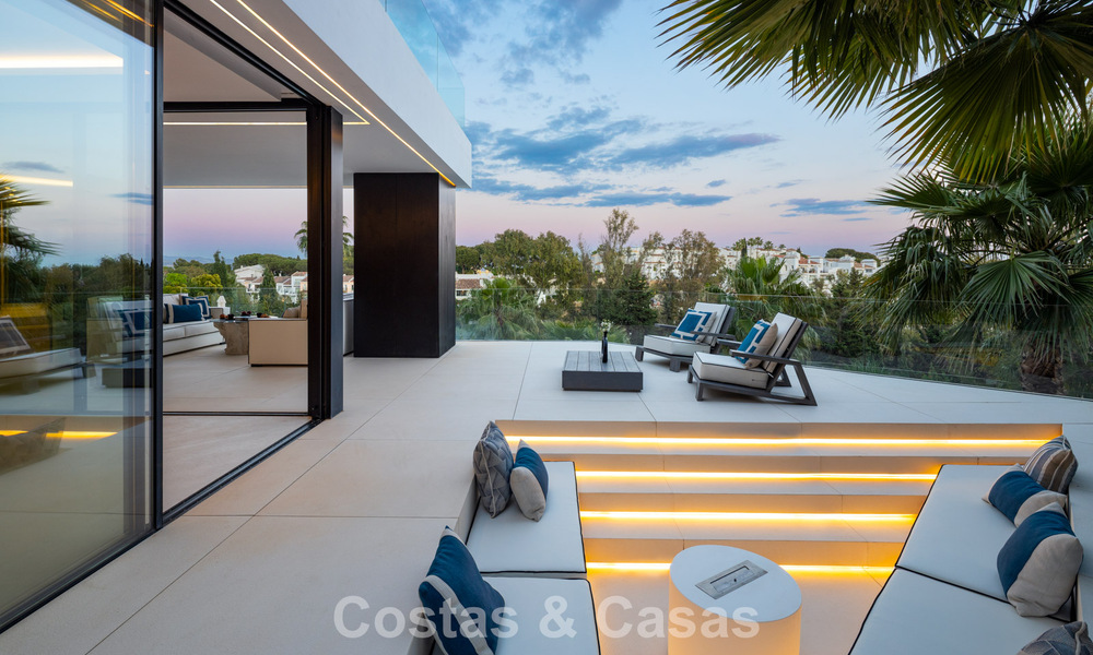 Avant-garde desginervilla met panoramisch zeezicht te koop in een gated community in Benahavis - Marbella 780012