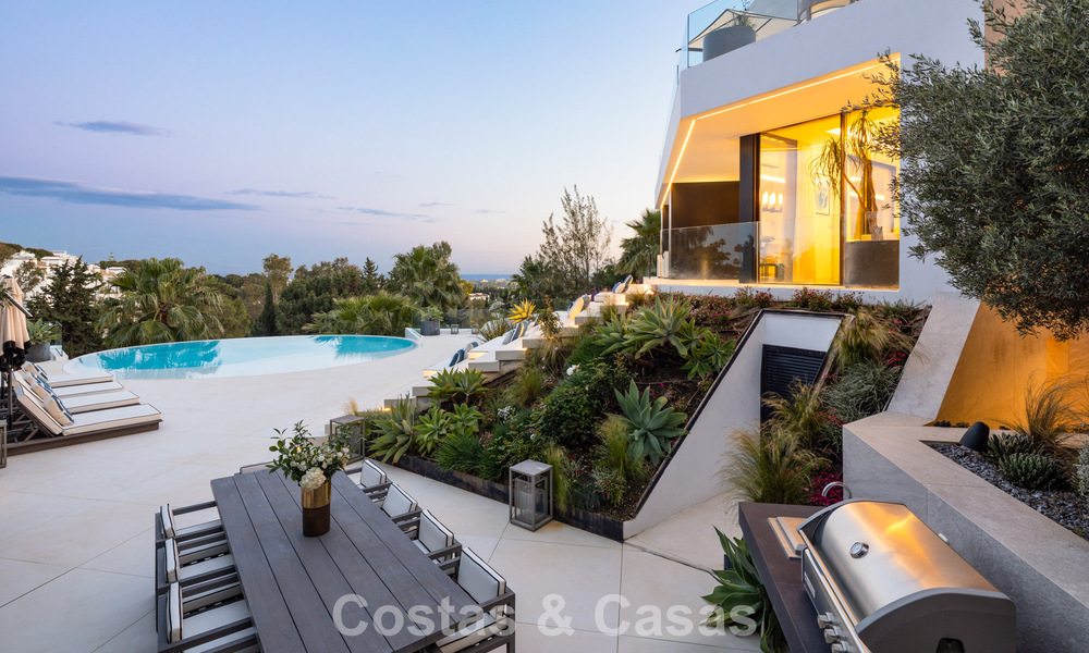 Avant-garde desginervilla met panoramisch zeezicht te koop in een gated community in Benahavis - Marbella 780016