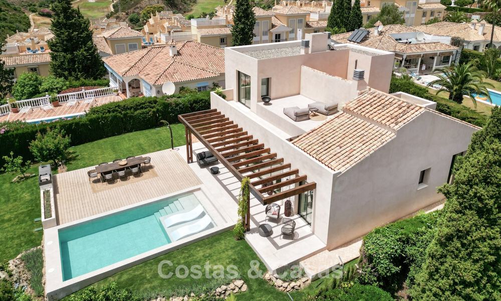Instapklare luxevilla met Ibiziaanse bouwstijl te koop in een zeer gewilde urbanisatie van Benahavis - Marbella 780050