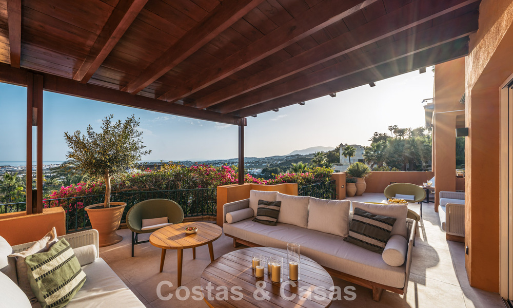 Eersteklas appartement met panoramisch zeezicht te koop in Nueva Andalucia’s golfvallei, Marbella 780297
