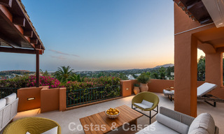 Eersteklas appartement met panoramisch zeezicht te koop in Nueva Andalucia’s golfvallei, Marbella 780301 