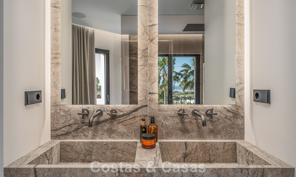 Instapklaar, modernistisch gerenoveerd herenhuis te koop in een gated community in La Quinta, Benahavis - Marbella 780312