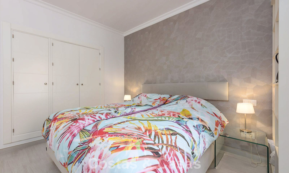 Ruim verhoogd tuinappartement met panoramisch zeezicht te koop in Benahavis - Marbella 780207
