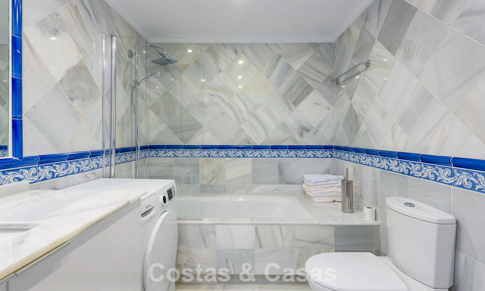 Ruim verhoogd tuinappartement met panoramisch zeezicht te koop in Benahavis - Marbella 780209