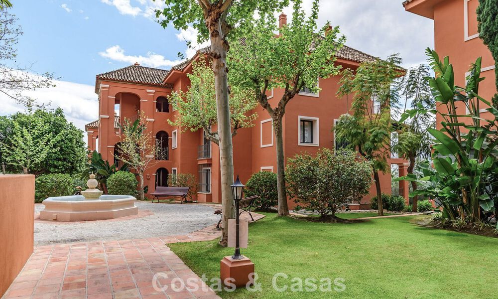 Ruim verhoogd tuinappartement met panoramisch zeezicht te koop in Benahavis - Marbella 780210