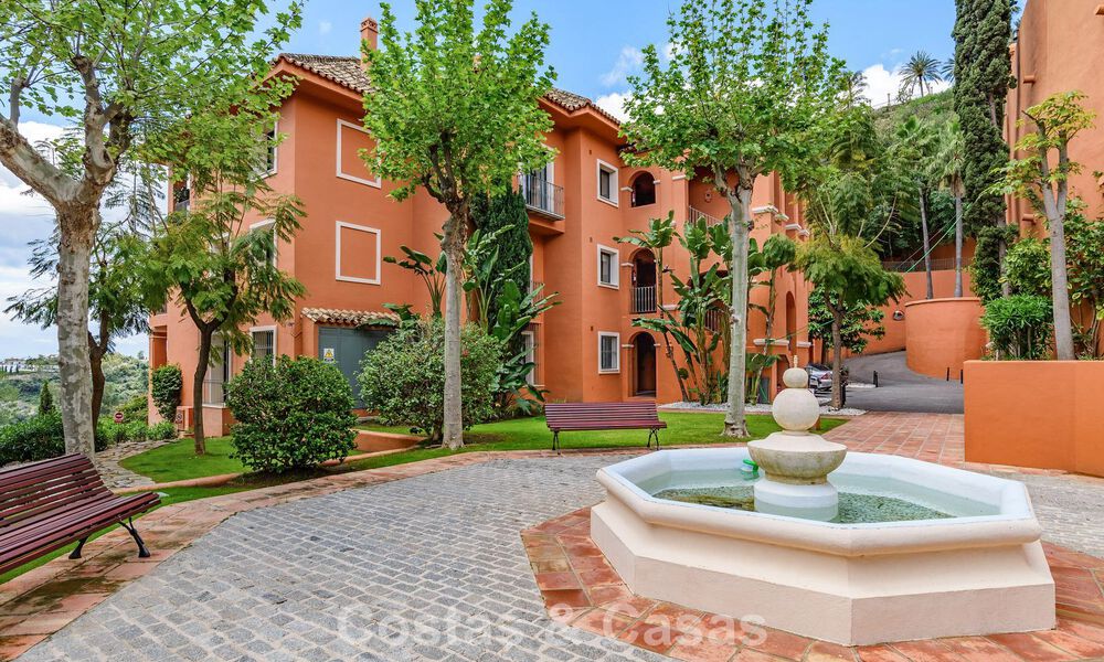 Ruim verhoogd tuinappartement met panoramisch zeezicht te koop in Benahavis - Marbella 780214
