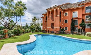 Ruim verhoogd tuinappartement met panoramisch zeezicht te koop in Benahavis - Marbella 780215 