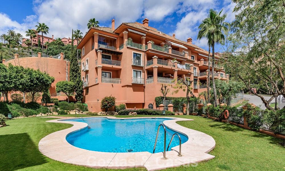 Ruim verhoogd tuinappartement met panoramisch zeezicht te koop in Benahavis - Marbella 780217