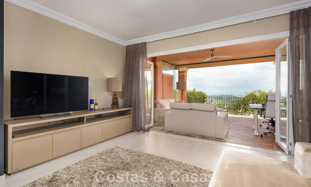 Ruim verhoogd tuinappartement met panoramisch zeezicht te koop in Benahavis - Marbella 780224