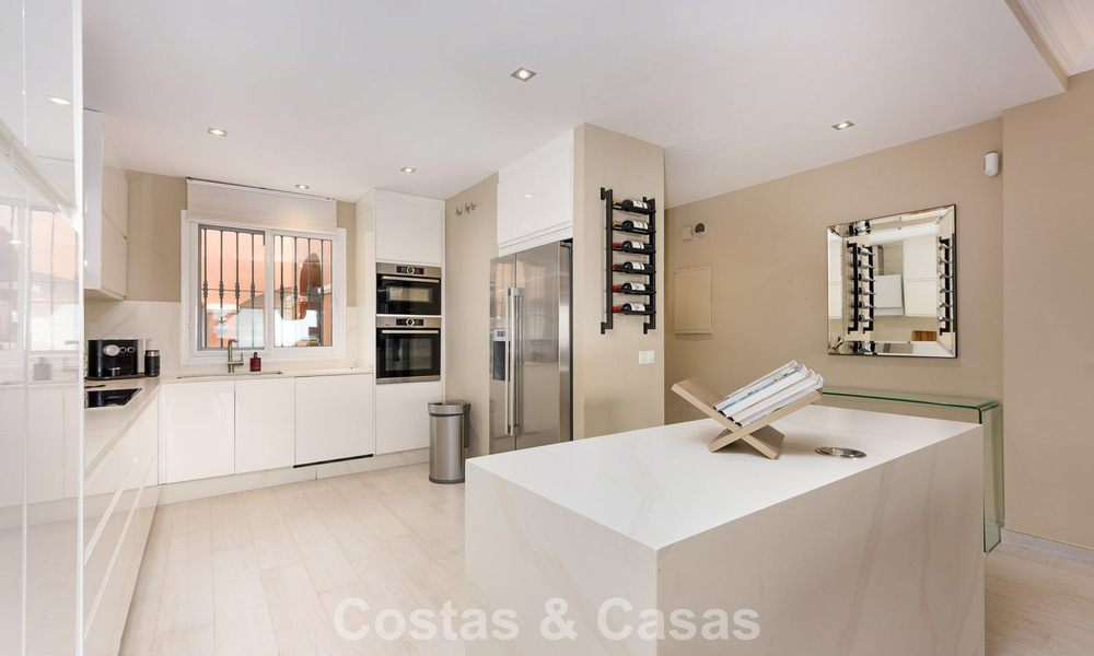 Ruim verhoogd tuinappartement met panoramisch zeezicht te koop in Benahavis - Marbella 780231