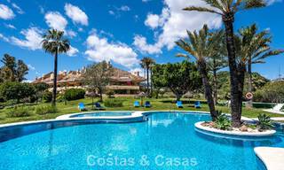 4-slaapkamer luxe appartement te koop in een beveiligd complex direct aan de golfbaan in Nueva Andalucia, Marbella 780340 