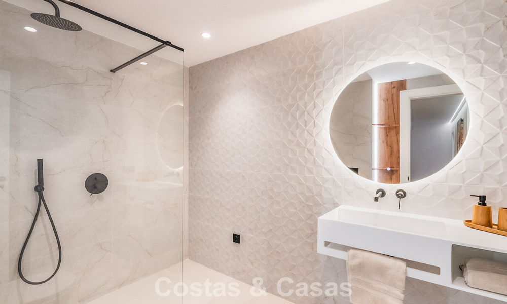 4-slaapkamer luxe appartement te koop in een beveiligd complex direct aan de golfbaan in Nueva Andalucia, Marbella 780346
