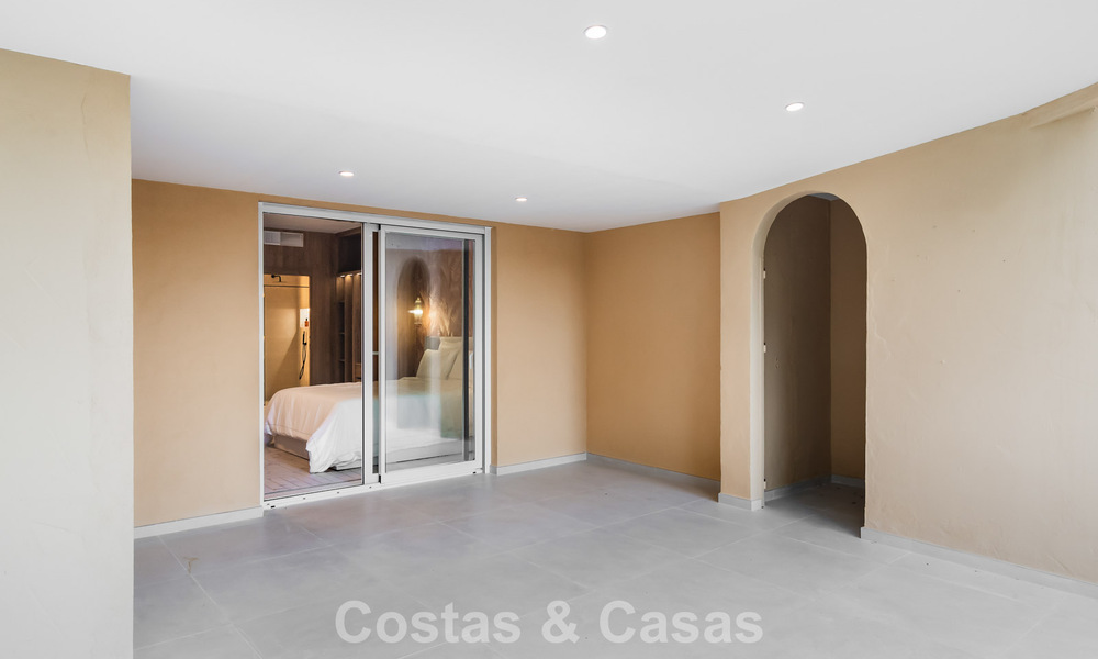 4-slaapkamer luxe appartement te koop in een beveiligd complex direct aan de golfbaan in Nueva Andalucia, Marbella 780366