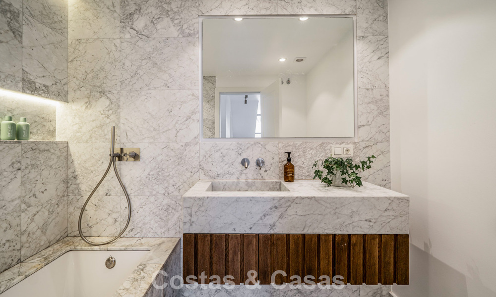 Ruime familievilla met een hedendaagse, Andalusiche charme te koop in Nueva Andalucia’s golfvallei, Marbella 780467