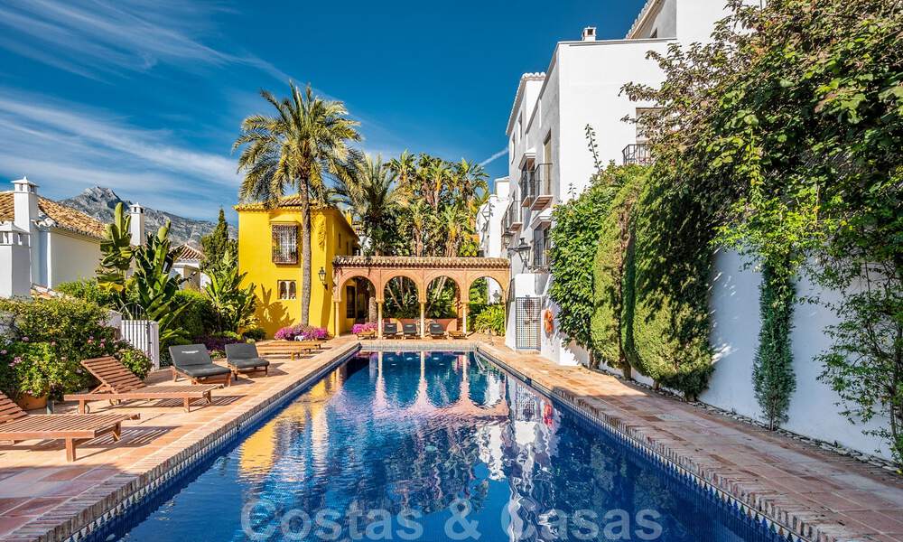 Charmant hoekhuis te koop in een exclusieve urbanisatie op de Golden Mile van Marbella 780502