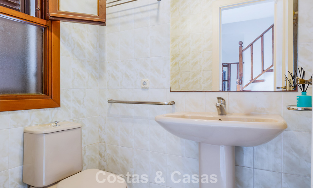 Townhouse te koop met zeezicht in een eerstelijnsstrand complex dicht bij Estepona centrum 780554