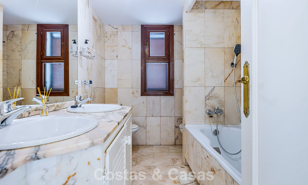 Townhouse te koop met zeezicht in een eerstelijnsstrand complex dicht bij Estepona centrum 780555