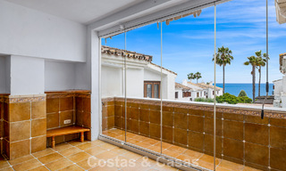 Townhouse te koop met zeezicht in een eerstelijnsstrand complex dicht bij Estepona centrum 780556 