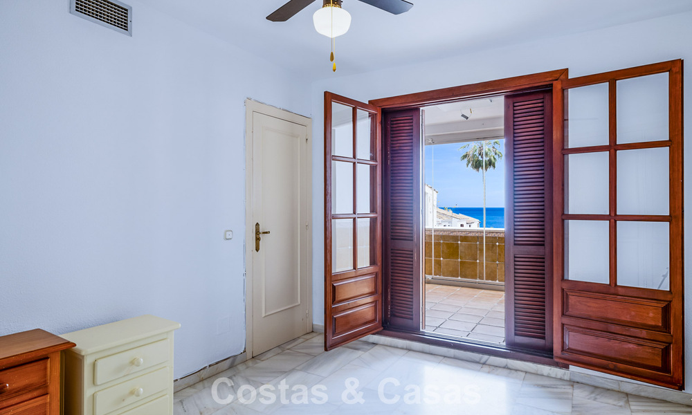 Townhouse te koop met zeezicht in een eerstelijnsstrand complex dicht bij Estepona centrum 780557