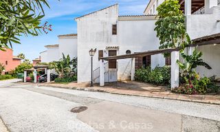 Townhouse te koop met zeezicht in een eerstelijnsstrand complex dicht bij Estepona centrum 780558 