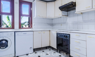 Townhouse te koop met zeezicht in een eerstelijnsstrand complex dicht bij Estepona centrum 780559 