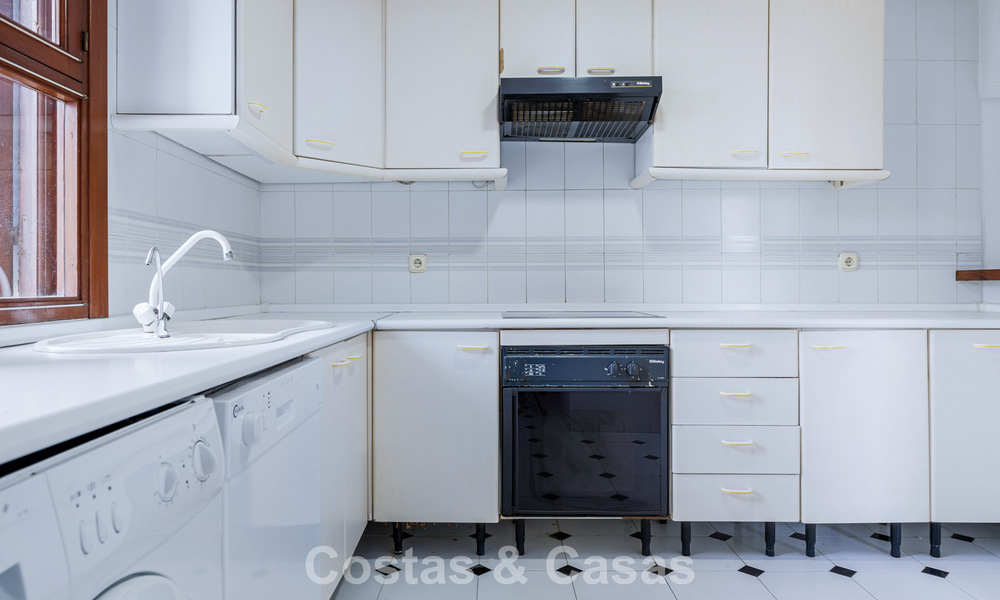 Townhouse te koop met zeezicht in een eerstelijnsstrand complex dicht bij Estepona centrum 780560
