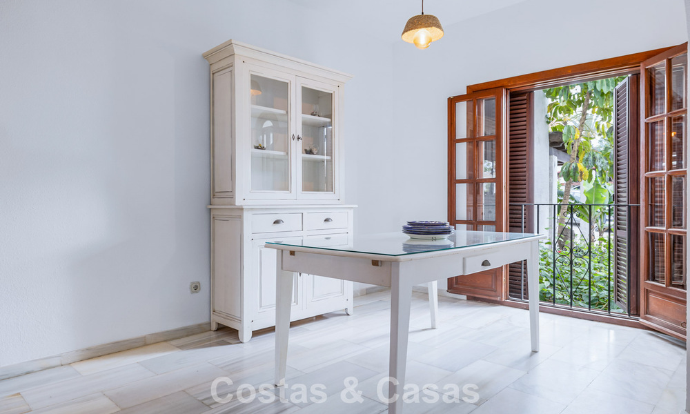 Townhouse te koop met zeezicht in een eerstelijnsstrand complex dicht bij Estepona centrum 780561