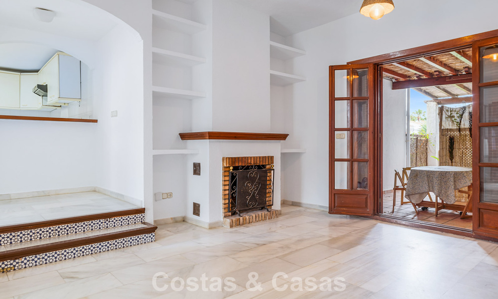 Townhouse te koop met zeezicht in een eerstelijnsstrand complex dicht bij Estepona centrum 780562