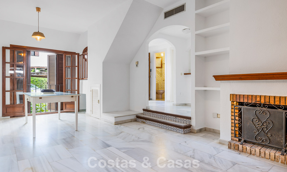 Townhouse te koop met zeezicht in een eerstelijnsstrand complex dicht bij Estepona centrum 780563