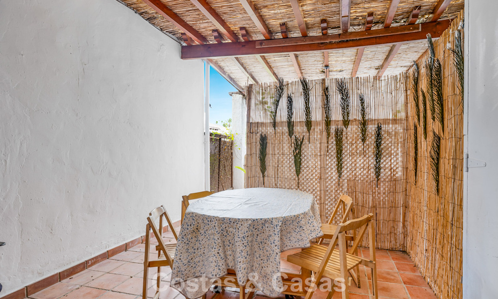 Townhouse te koop met zeezicht in een eerstelijnsstrand complex dicht bij Estepona centrum 780564