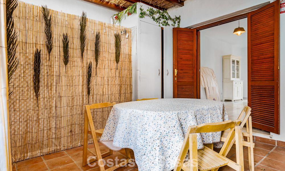 Townhouse te koop met zeezicht in een eerstelijnsstrand complex dicht bij Estepona centrum 780565