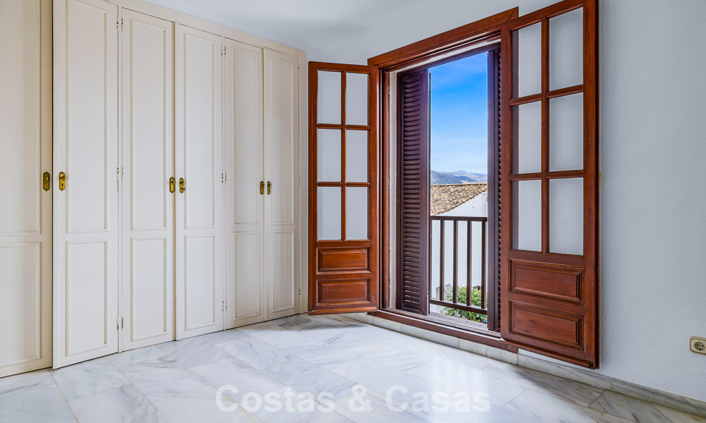 Townhouse te koop met zeezicht in een eerstelijnsstrand complex dicht bij Estepona centrum 780566