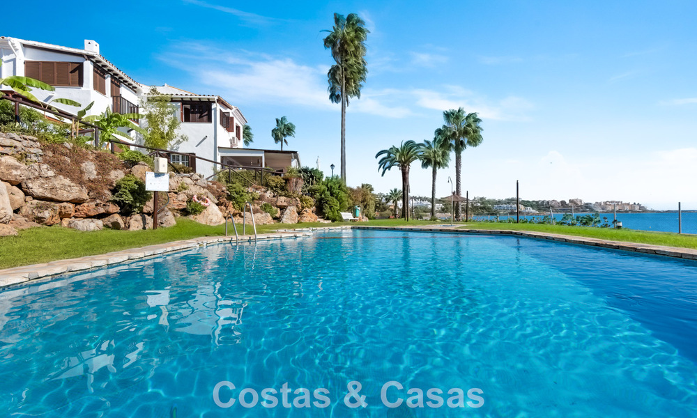 Townhouse te koop met zeezicht in een eerstelijnsstrand complex dicht bij Estepona centrum 780567