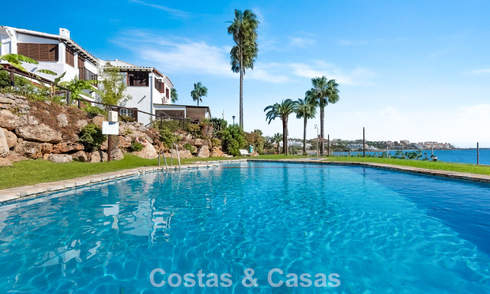 Townhouse te koop met zeezicht in een eerstelijnsstrand complex dicht bij Estepona centrum 780567