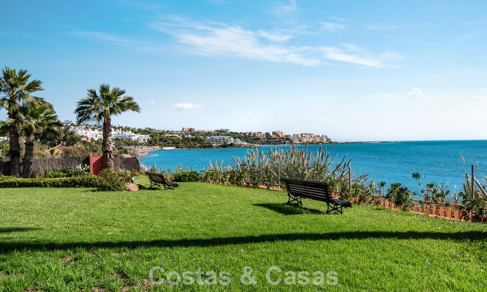 Townhouse te koop met zeezicht in een eerstelijnsstrand complex dicht bij Estepona centrum 780569