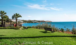 Townhouse te koop met zeezicht in een eerstelijnsstrand complex dicht bij Estepona centrum 780569 