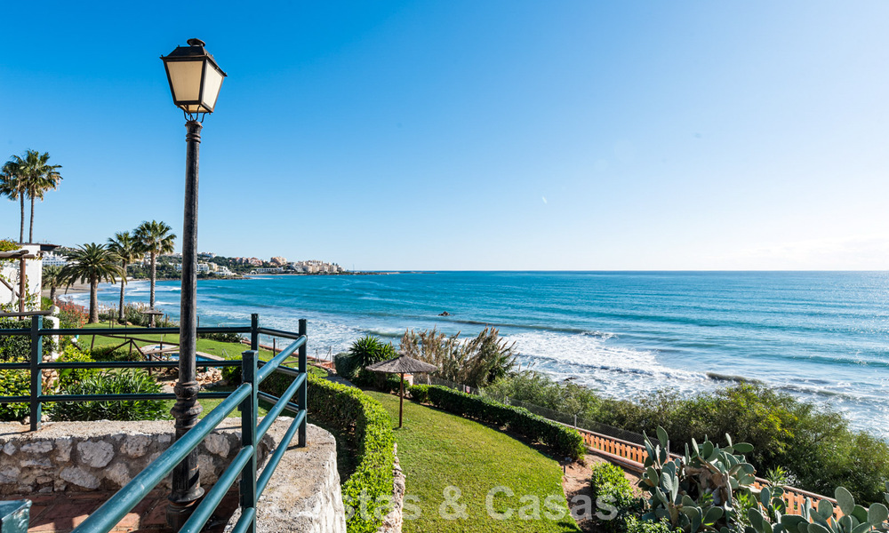 Townhouse te koop met zeezicht in een eerstelijnsstrand complex dicht bij Estepona centrum 780571