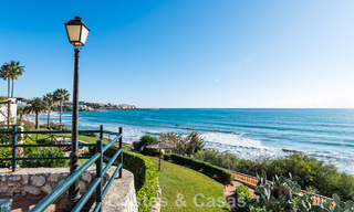 Townhouse te koop met zeezicht in een eerstelijnsstrand complex dicht bij Estepona centrum 780571 