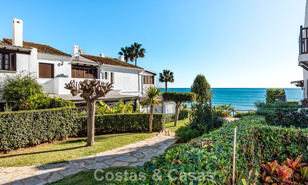 Townhouse te koop met zeezicht in een eerstelijnsstrand complex dicht bij Estepona centrum 780572