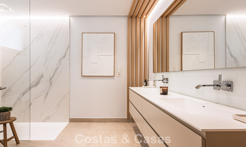 Superieur tuinappartement met panoramisch zeezicht te koop in La Quinta, Marbella - Benahavis 780712