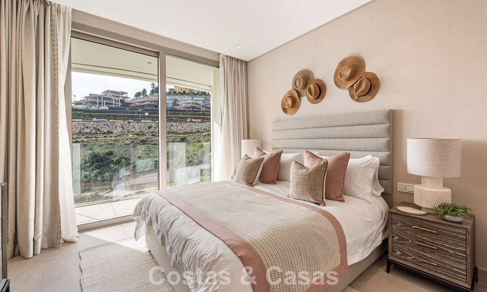 Superieur tuinappartement met panoramisch zeezicht te koop in La Quinta, Marbella - Benahavis 780716