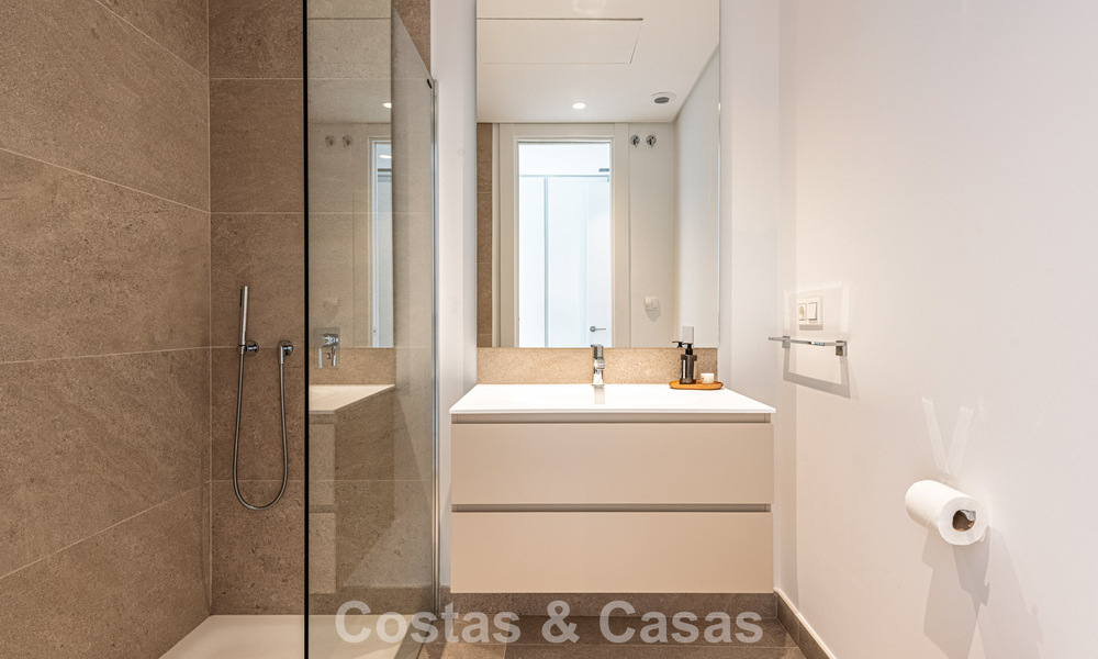 Superieur tuinappartement met panoramisch zeezicht te koop in La Quinta, Marbella - Benahavis 780717