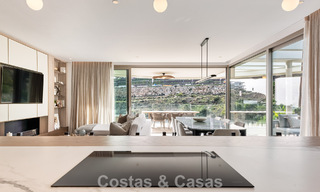 Superieur tuinappartement met panoramisch zeezicht te koop in La Quinta, Marbella - Benahavis 780721 