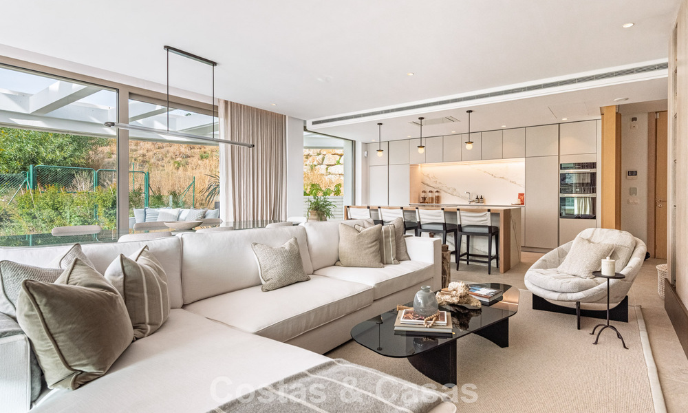 Superieur tuinappartement met panoramisch zeezicht te koop in La Quinta, Marbella - Benahavis 780727