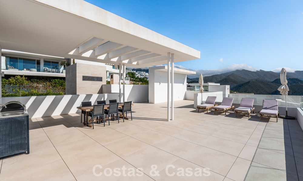 Instapklaar, modern-strak penthouse met panoramisch zeezicht te koop, in een luxeresort nabij Marbella stad 780739